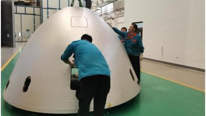 中国航天科工三院33所技术人员正在洁净间装配加速度计。 航天科工 供图