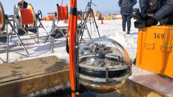 从贝加尔湖中看宇宙：俄罗斯启用大型水底太空望远镜