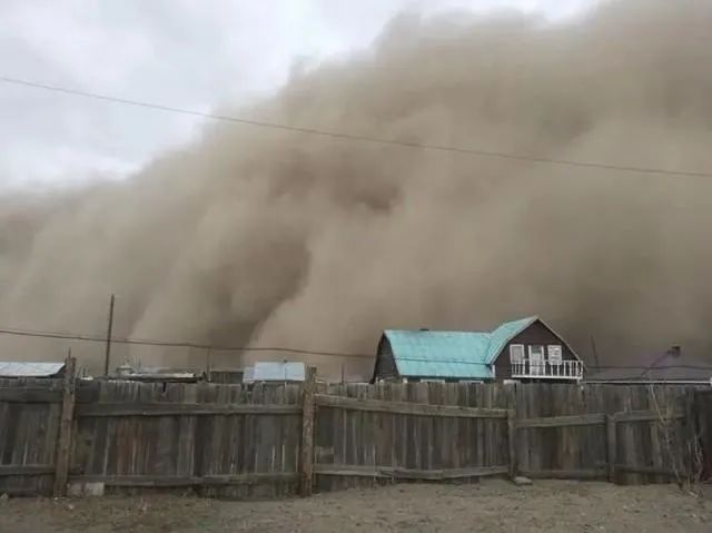 蒙古国遭遇特大沙尘暴天气（图片来源：蒙古国自然环境与旅游部官网）